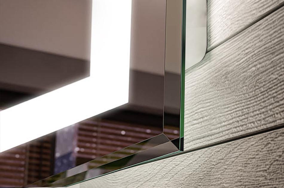 Een facet is een elegante afwerking van de randen van een badkamerspiegel. Facetslijpen is een moderne vorm van spiegelbewerking, waarbij de randen onder de juiste hoek worden geslepen en gepolijst.
<br>De afschuinbreedte is 0,8 cm.