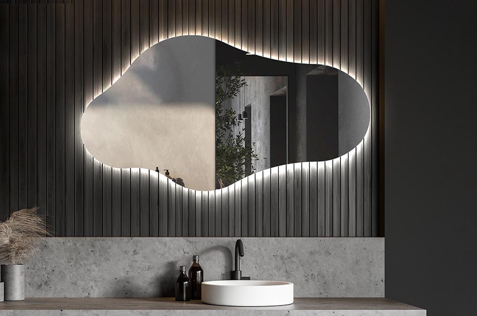 Onregelmatig gevormde spiegel met zachte sfeerverlichting voor elegante interieurs | ARTFORMA