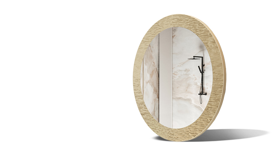Spiegel in een frame met metalen decoratie. Symbool van moderne elegantie