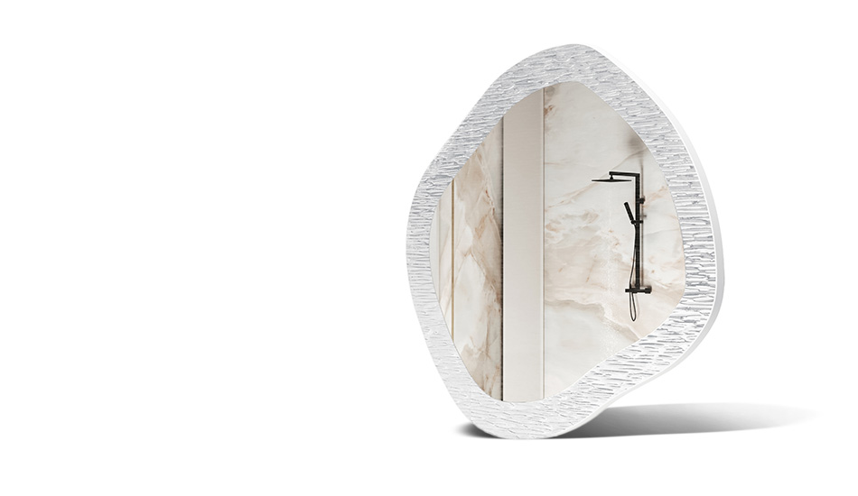 Spiegel in een frame met metalen decoratie. Symbool van moderne elegantie