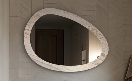 Spiegels in een stenen lijst